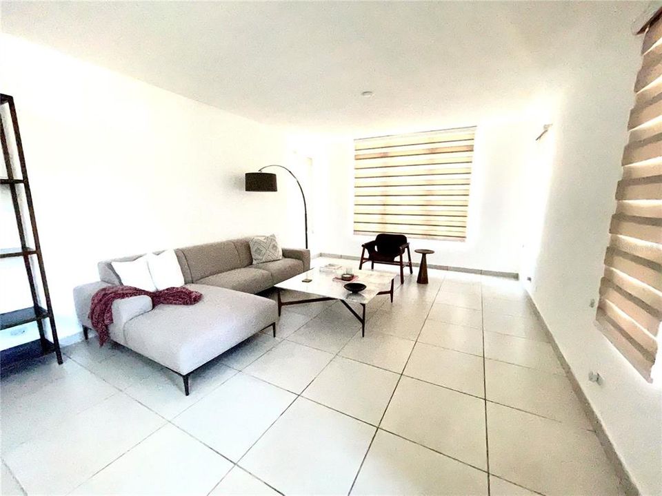 Vendido Recientemente: $689,000 (4 camas, 4 baños, 5800 Pies cuadrados)