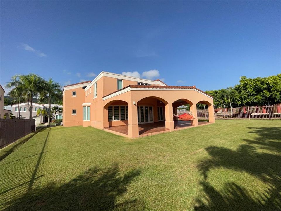 Vendido Recientemente: $689,000 (4 camas, 4 baños, 5800 Pies cuadrados)