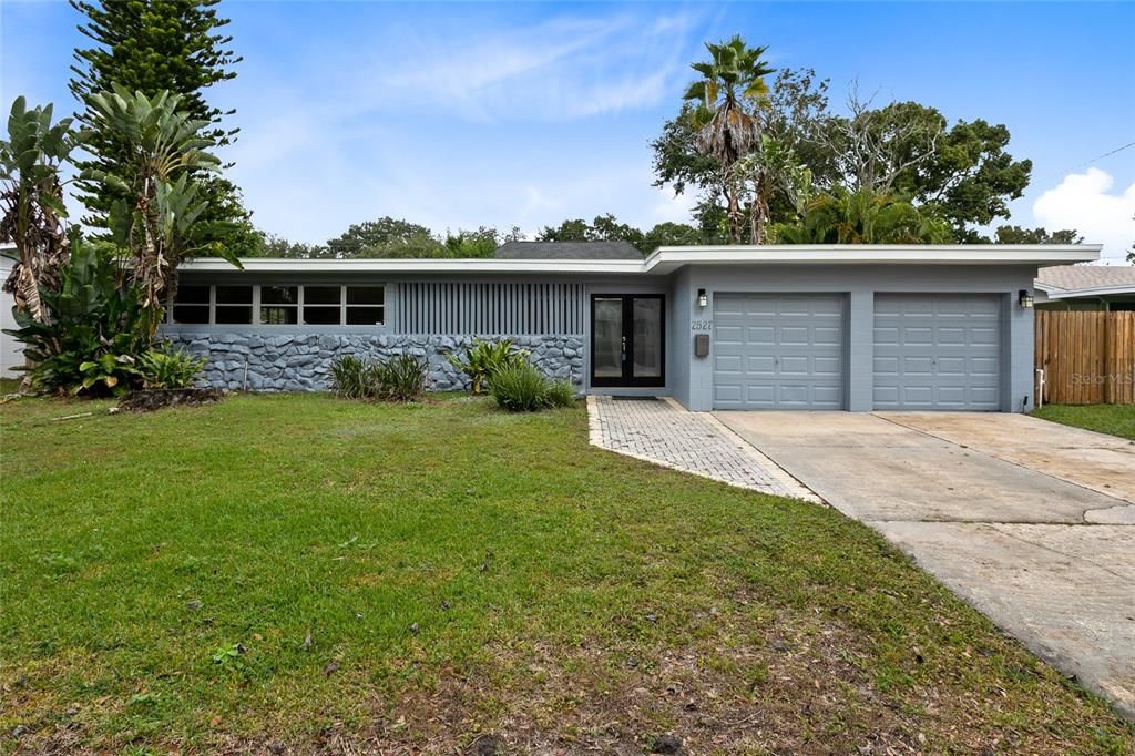 Located in Winter Park, nestled between Lakemont Avenue and the Cady Way Trail, this fantastic POOL HOME is waiting for you!