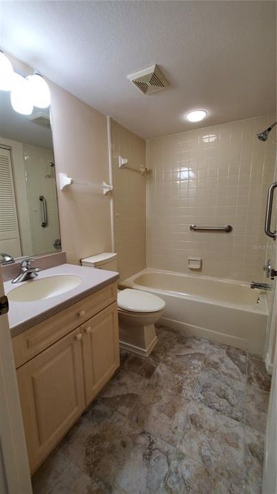 Full Guest Bath with Tub/Shower Combo