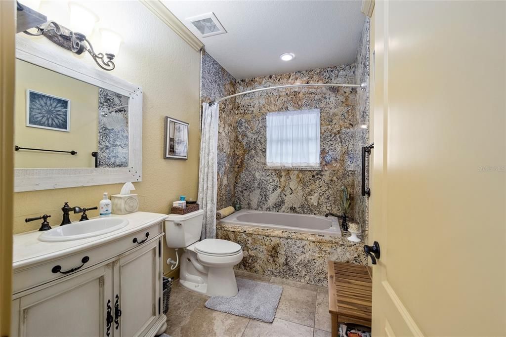 最近售出: $440,000 (4 贝兹, 2 浴室, 2594 平方英尺)