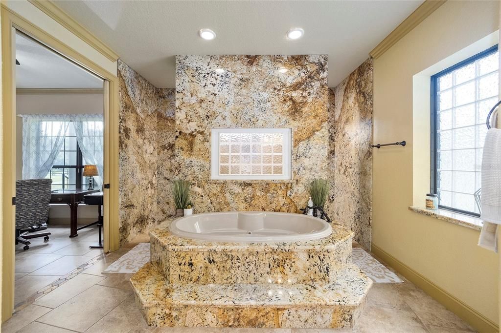 最近售出: $440,000 (4 贝兹, 2 浴室, 2594 平方英尺)