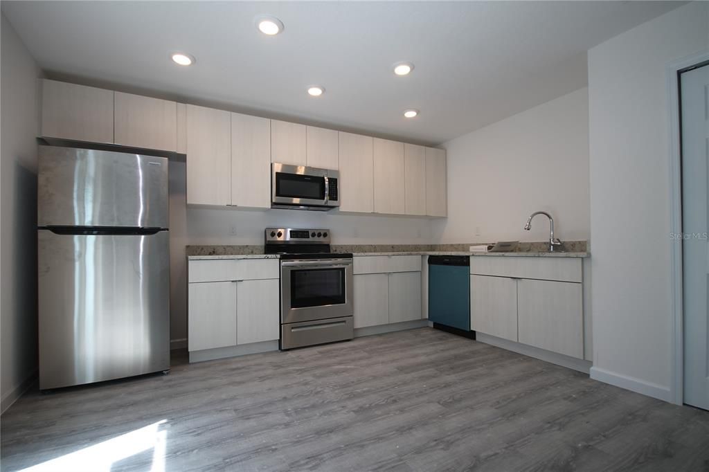 Recently Rented: $1,599 (3 beds, 2 baths, 1371 Square Feet)