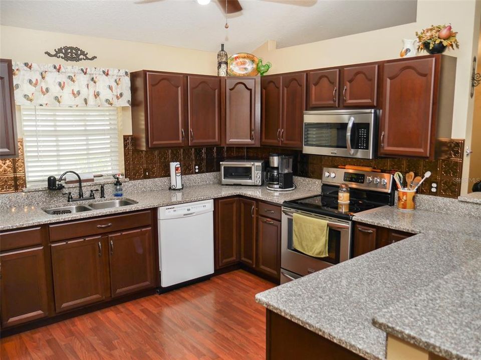 Beautifully well kept kitchen