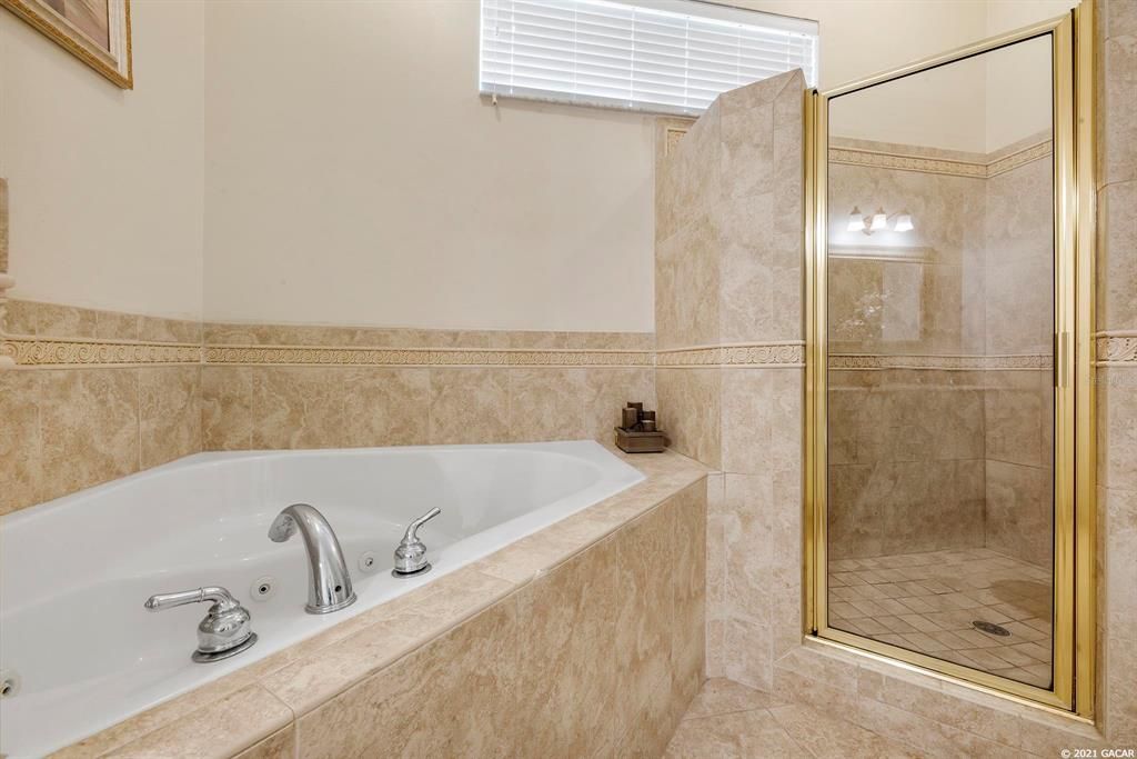 最近售出: $399,900 (4 贝兹, 2 浴室, 3317 平方英尺)