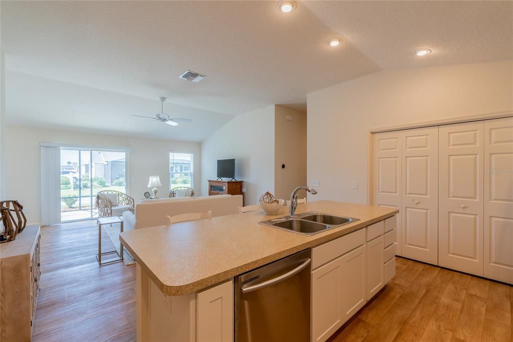 Recently Sold: $275,000 (2 beds, 2 baths, 1203 Square Feet)