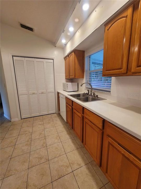 Recently Rented: $1,650 (3 beds, 2 baths, 1350 Square Feet)