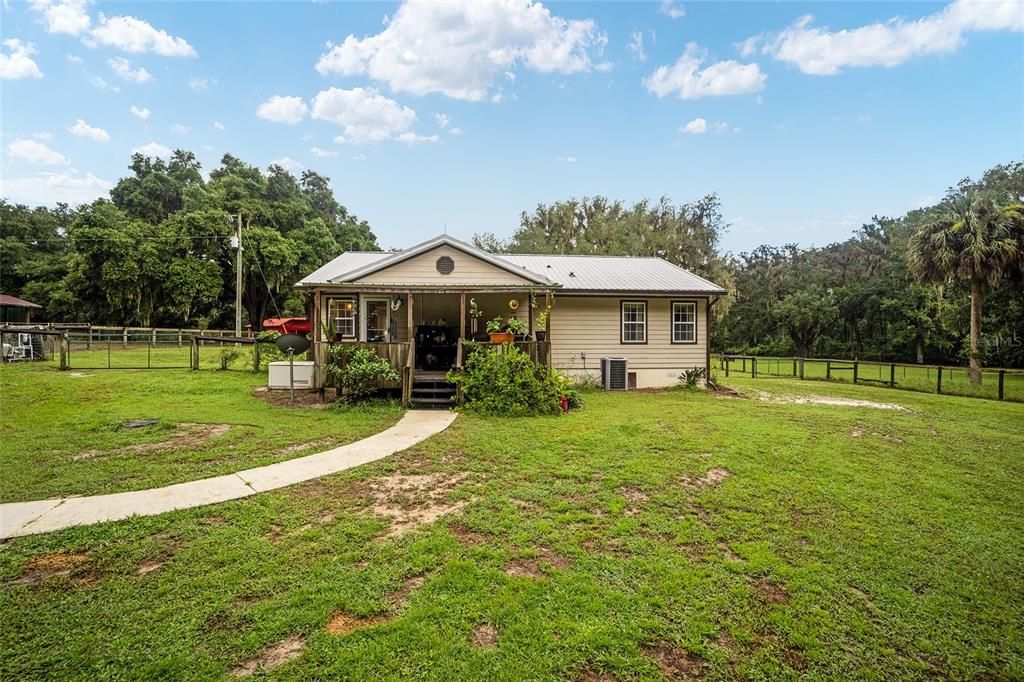 Recently Sold: $390,000 (3 beds, 2 baths, 1374 Square Feet)