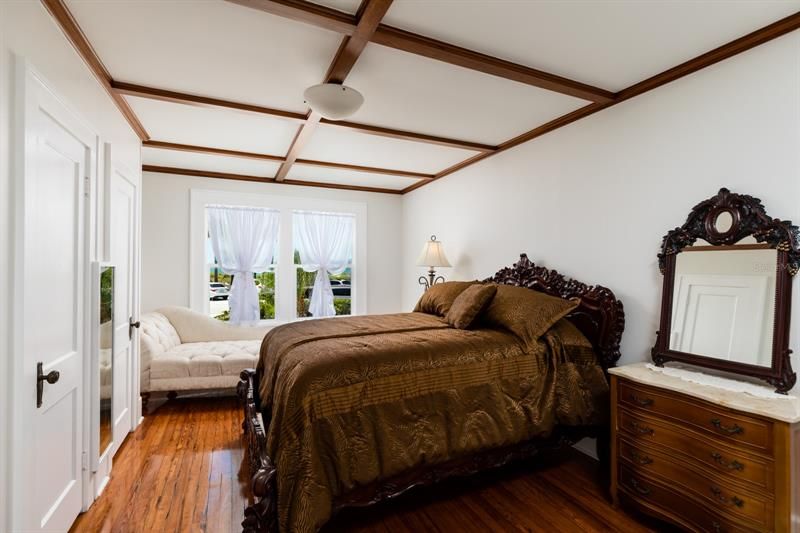 Queen bedroom with Gulf view