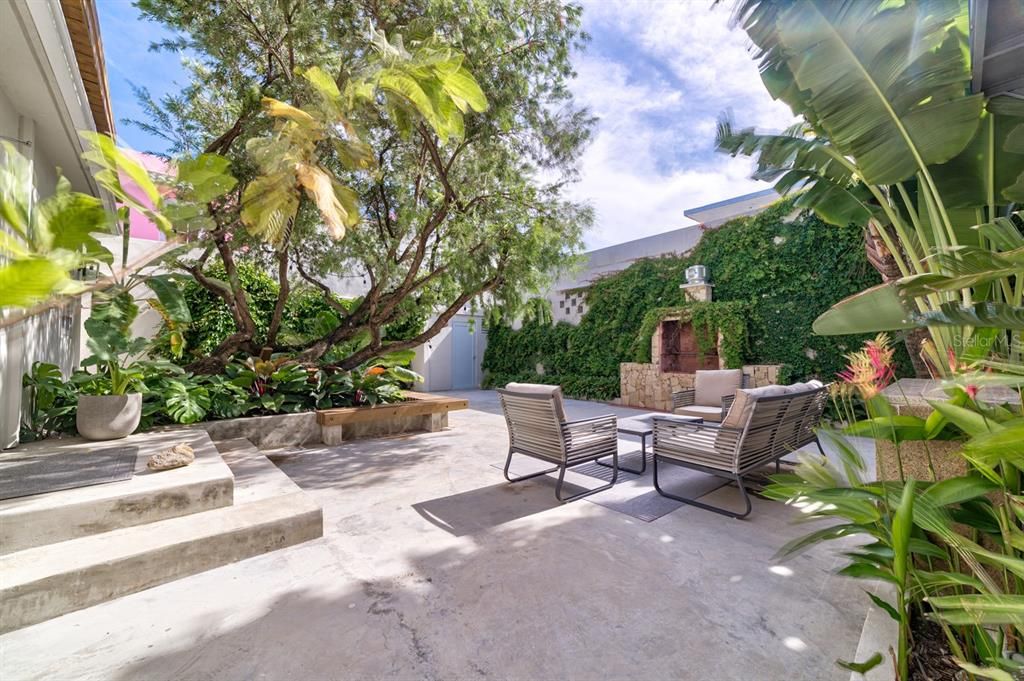 Recently Sold: $2,200,000 (5 beds, 4 baths, 2600 Square Feet)