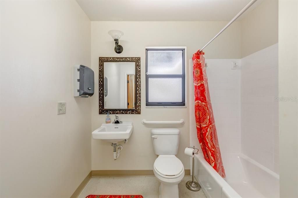最近售出: $595,000 (0 贝兹, 0 浴室, 2984 平方英尺)