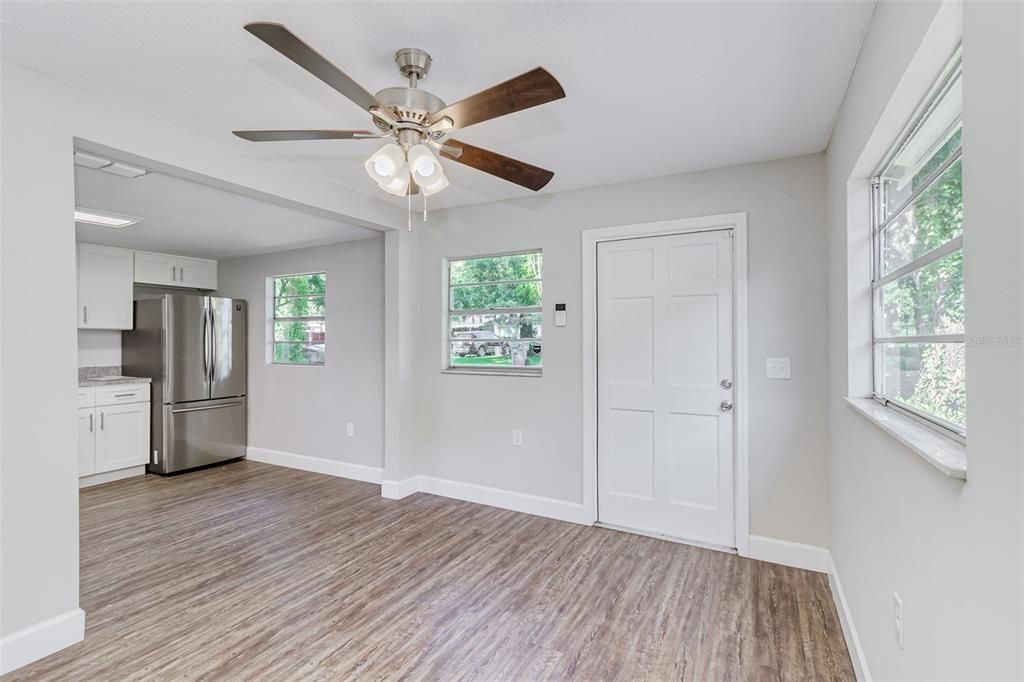 Recently Sold: $160,000 (2 beds, 1 baths, 1041 Square Feet)