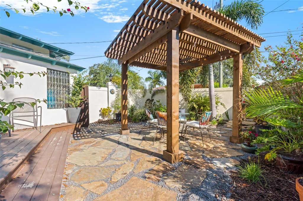 Recently Sold: $900,000 (3 beds, 2 baths, 1940 Square Feet)