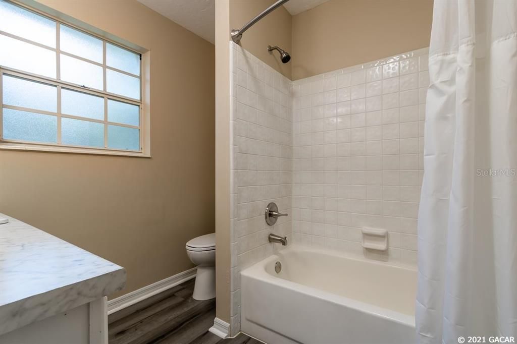 最近售出: $220,000 (3 贝兹, 2 浴室, 1290 平方英尺)