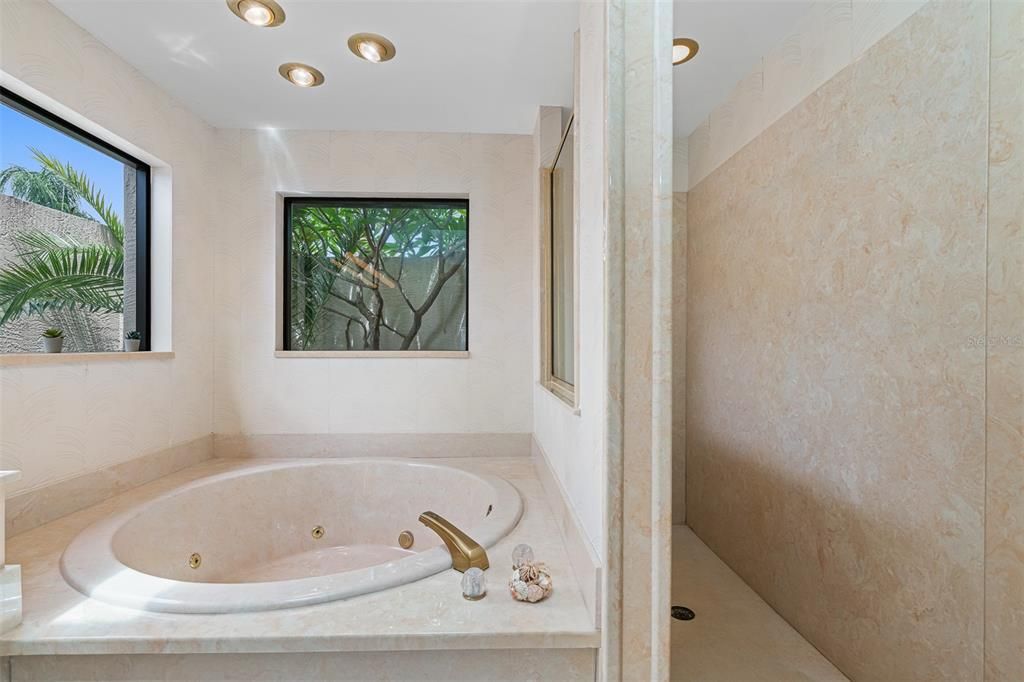 最近售出: $1,200,000 (4 贝兹, 3 浴室, 3394 平方英尺)