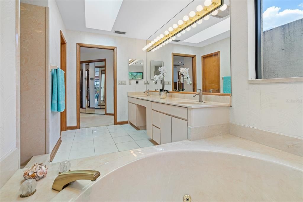 最近售出: $1,200,000 (4 贝兹, 3 浴室, 3394 平方英尺)