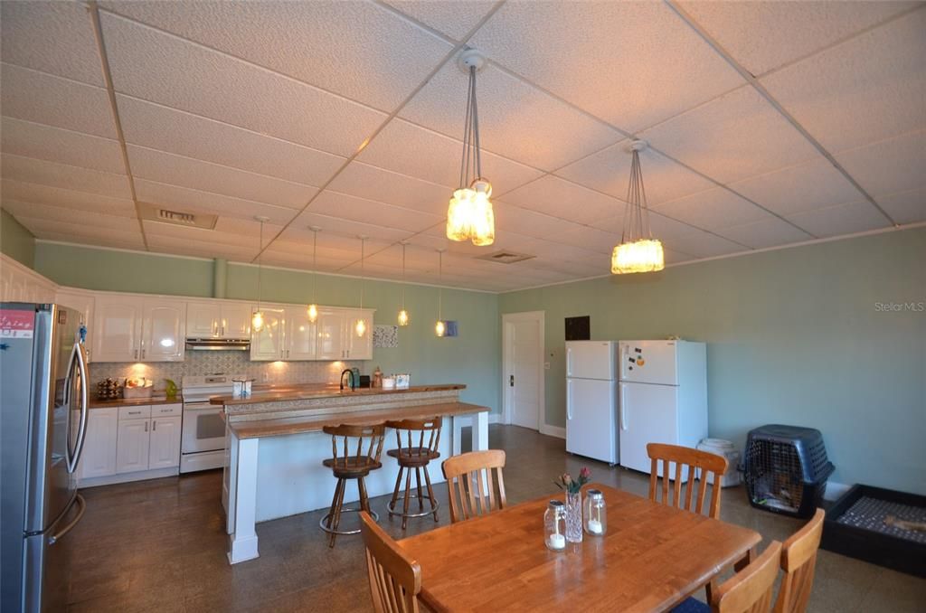 Large Eat-in Kitchen