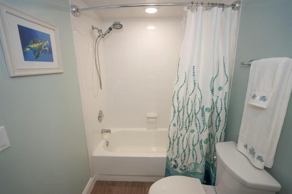 2nd bathroom w/ Tub & shower