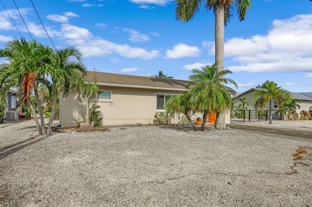 Recently Sold: $550,000 (2 beds, 1 baths, 910 Square Feet)