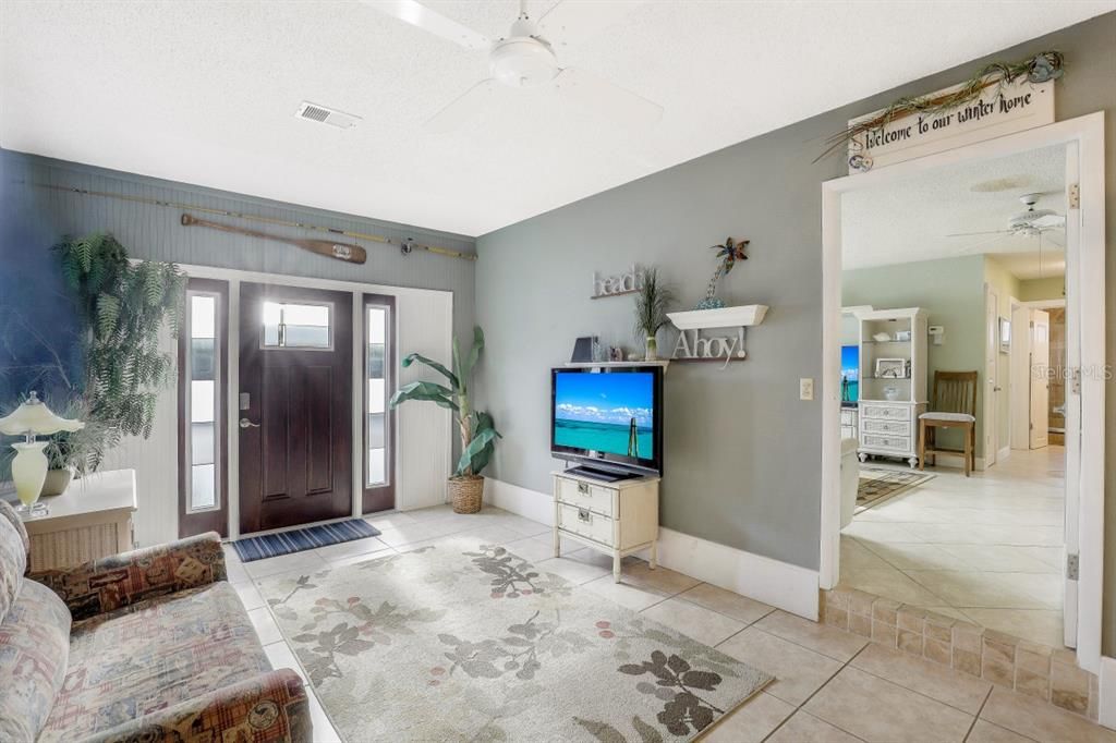 Recently Sold: $550,000 (2 beds, 1 baths, 910 Square Feet)
