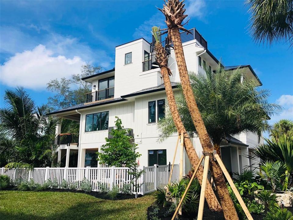 Recently Sold: $2,600,000 (4 beds, 4 baths, 2630 Square Feet)