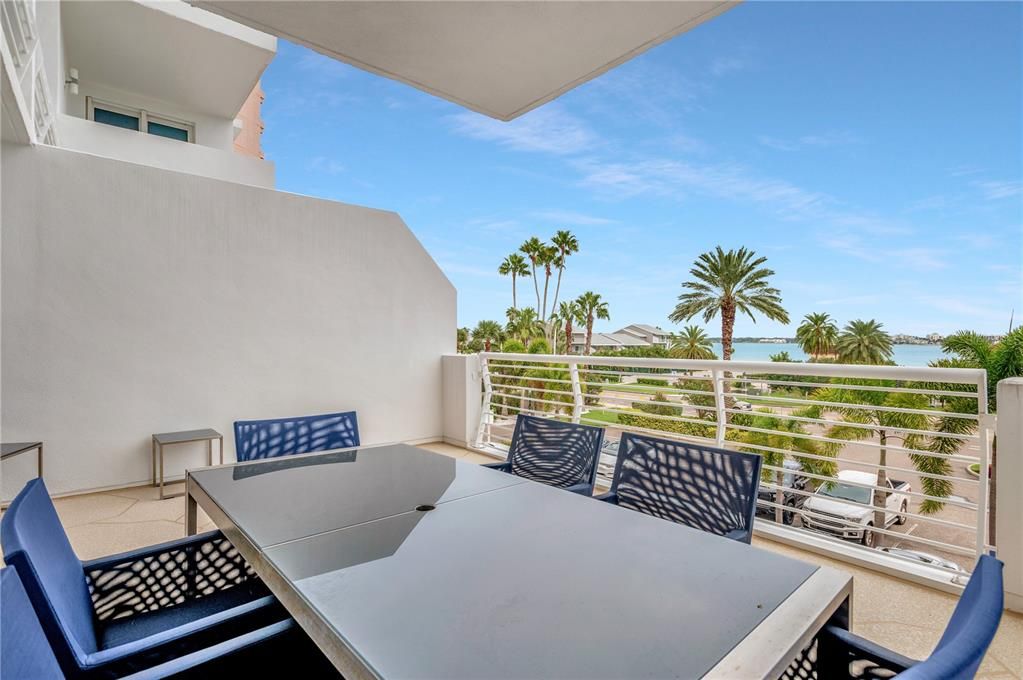 Recently Sold: $2,550,000 (3 beds, 2 baths, 2328 Square Feet)