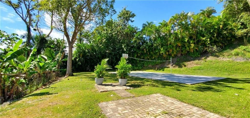 Vendido Recientemente: $975,000 (4 camas, 2 baños, 3137 Pies cuadrados)