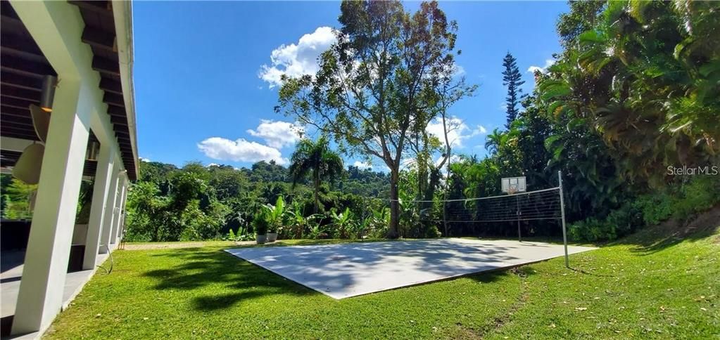 Vendido Recientemente: $975,000 (4 camas, 2 baños, 3137 Pies cuadrados)