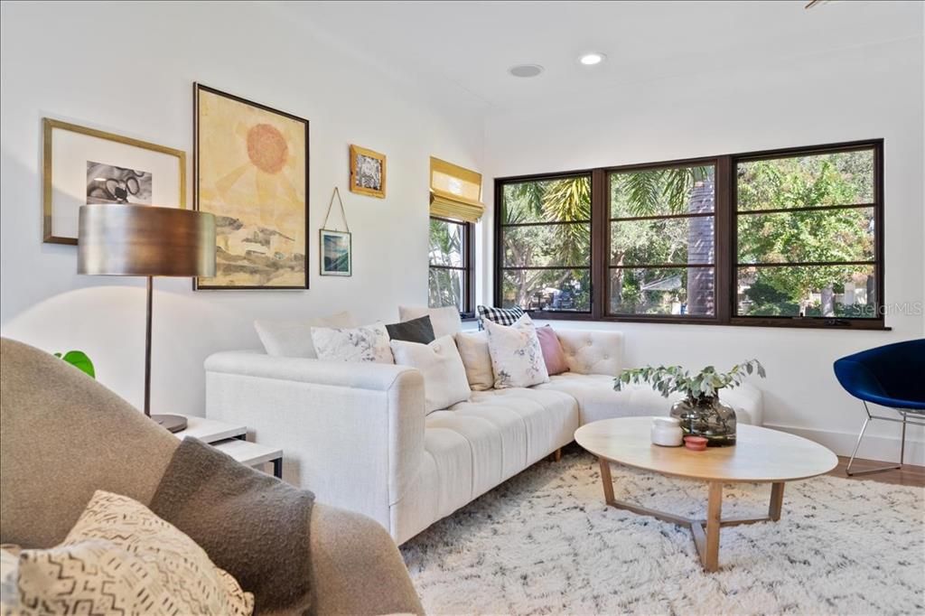 Recently Sold: $975,000 (3 beds, 2 baths, 1711 Square Feet)