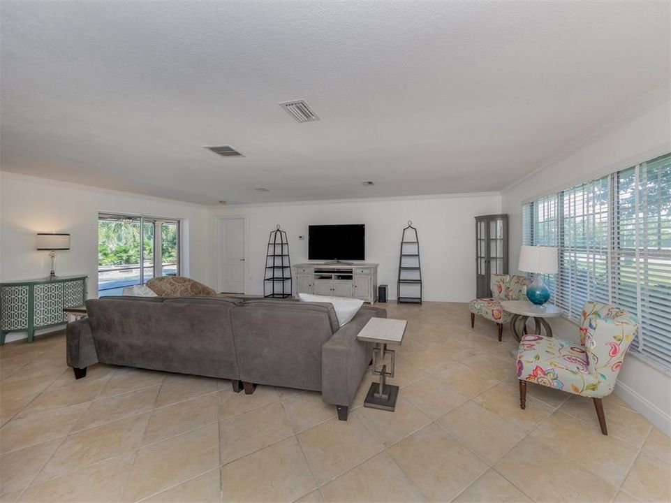Recently Sold: $895,000 (3 beds, 3 baths, 1817 Square Feet)