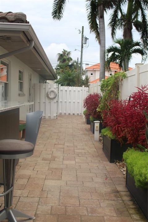 Side garden/patio off kitchen