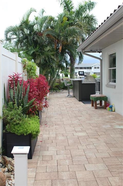 Side garden/patio