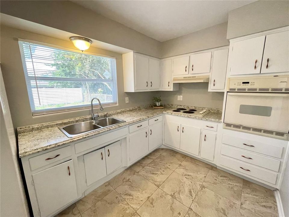 Recently Rented: $1,995 (3 beds, 2 baths, 1318 Square Feet)