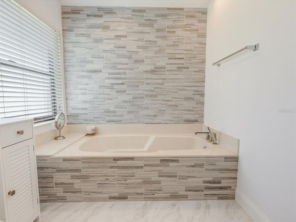 Master bath tub.