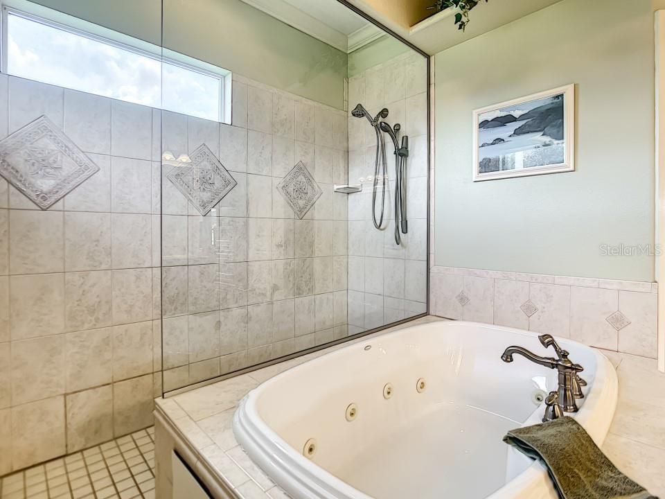 最近售出: $850,000 (7 贝兹, 4 浴室, 7146 平方英尺)