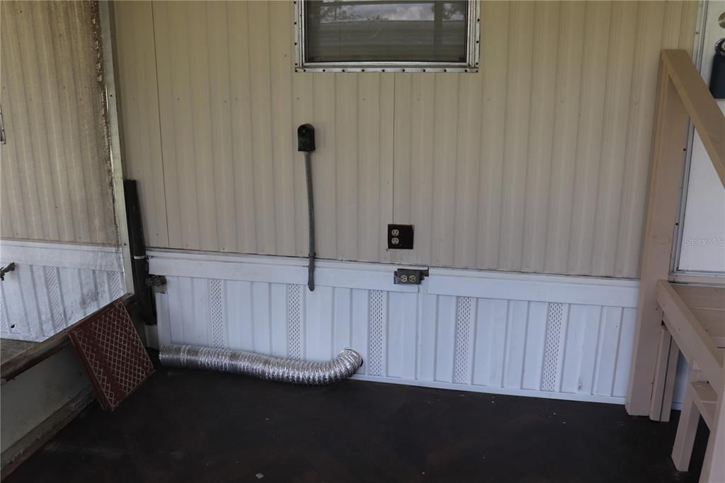 WASHER & DRYER HOOK-UP IN SCREENED PORCH