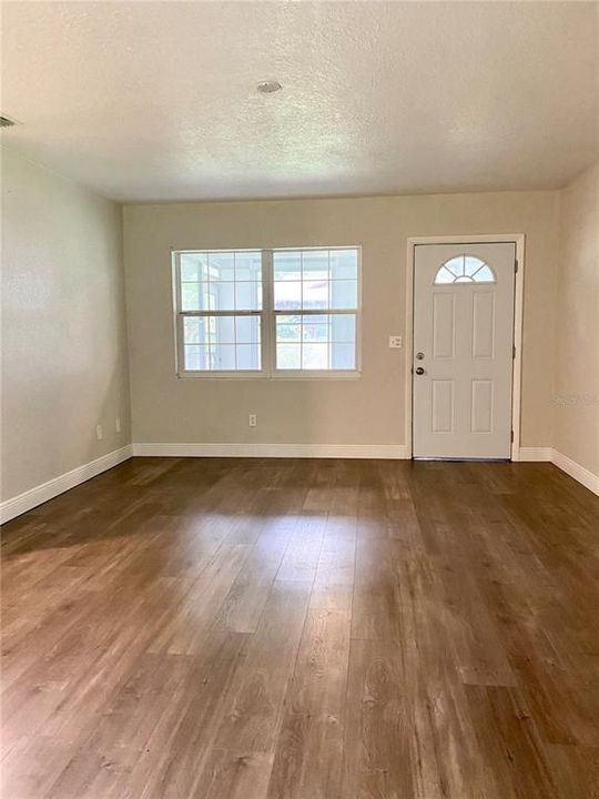 Recently Rented: $1,200 (2 beds, 1 baths, 926 Square Feet)