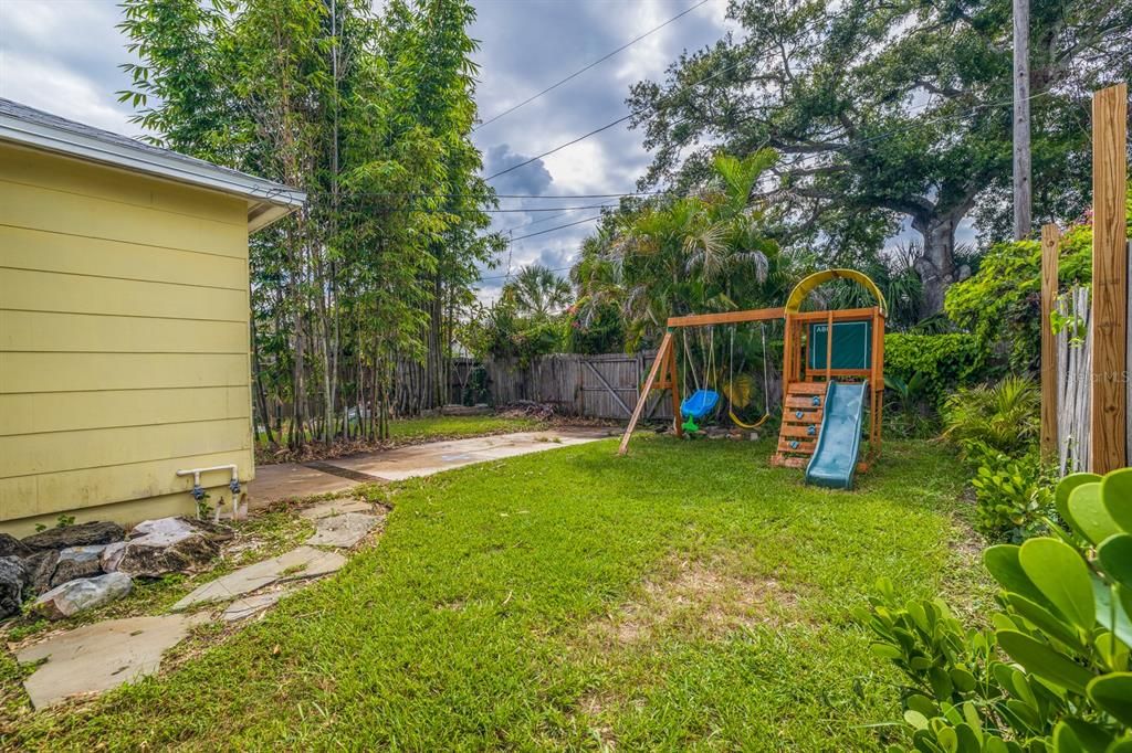 Recently Sold: $299,500 (2 beds, 1 baths, 1038 Square Feet)