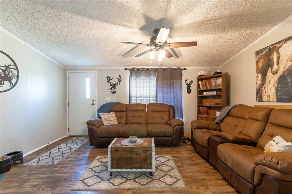 Recently Sold: $185,000 (3 beds, 2 baths, 1404 Square Feet)