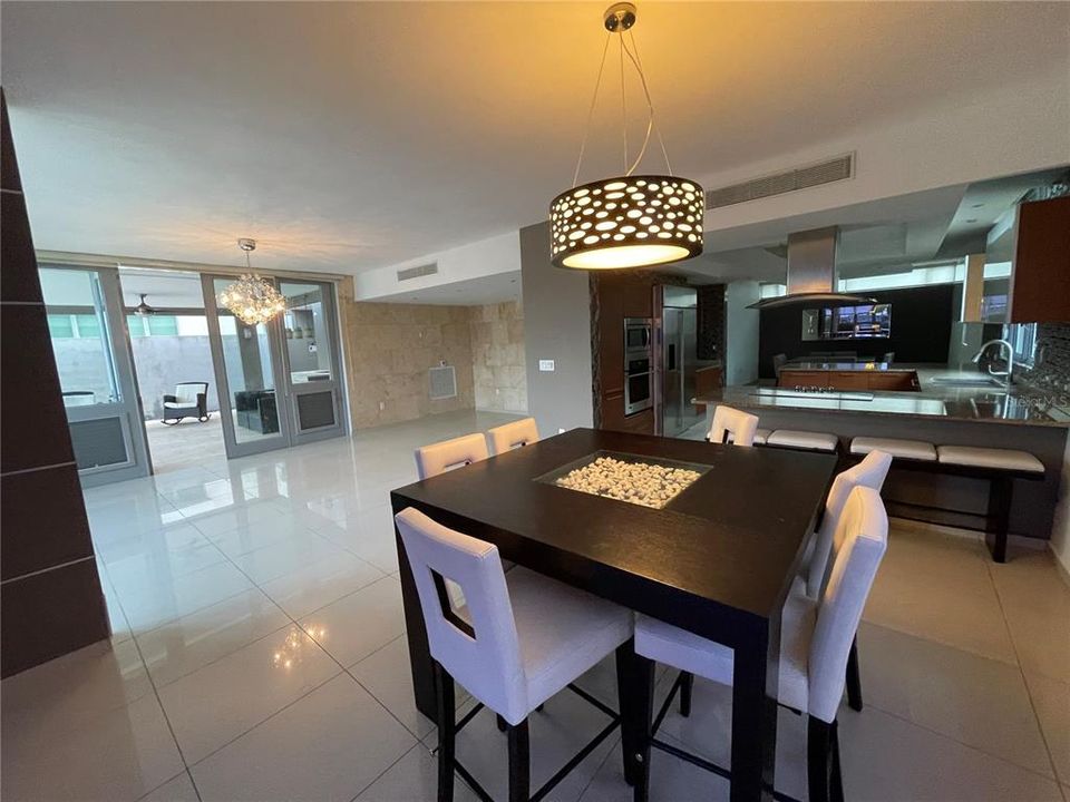 Vendido Recientemente: $955,000 (4 camas, 4 baños, 3700 Pies cuadrados)