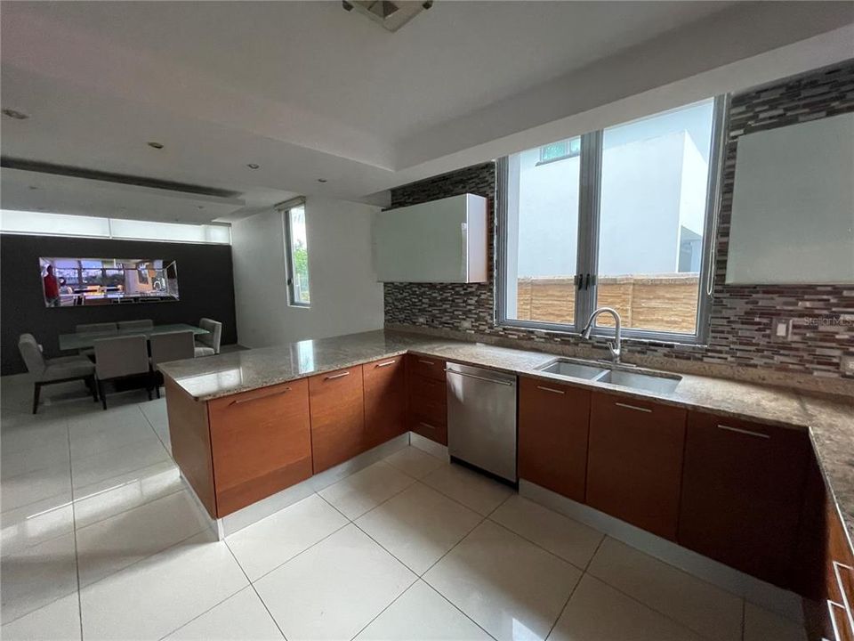 Vendido Recientemente: $955,000 (4 camas, 4 baños, 3700 Pies cuadrados)