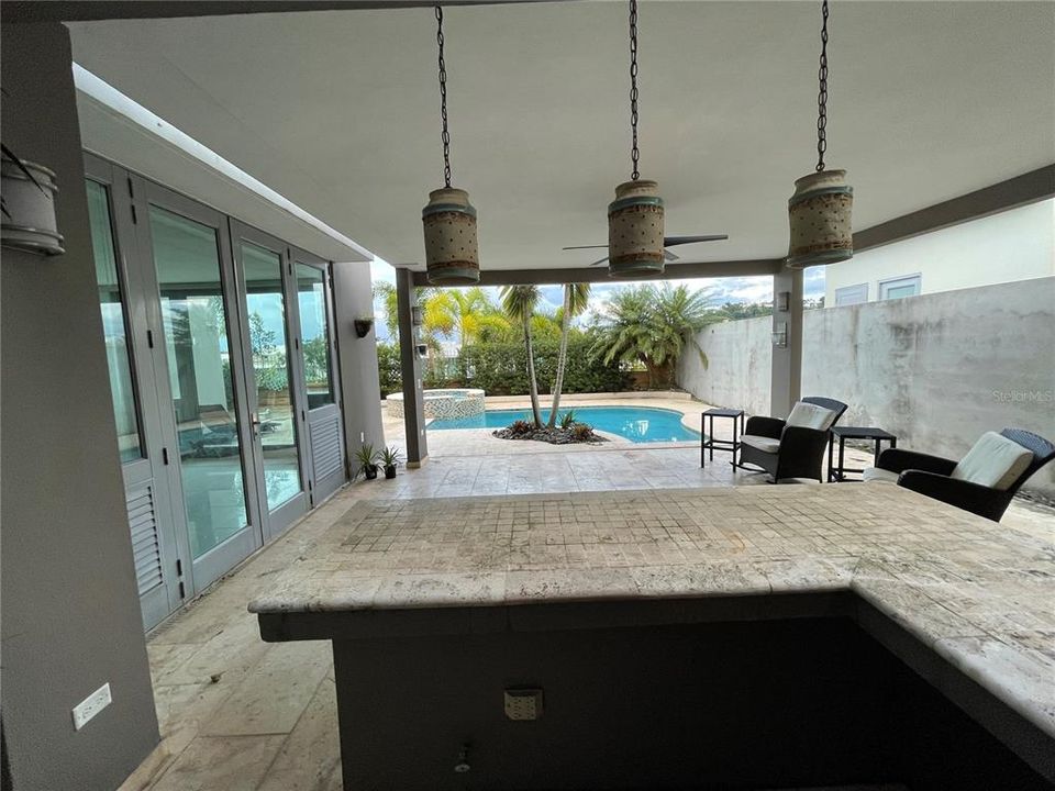 Vendido Recientemente: $955,000 (4 camas, 4 baños, 3700 Pies cuadrados)