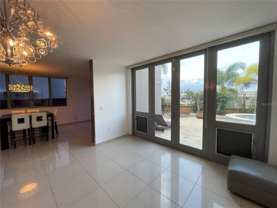 Vendido Recientemente: $955,000 (4 camas, 4 baños, 3700 Pies cuadrados)