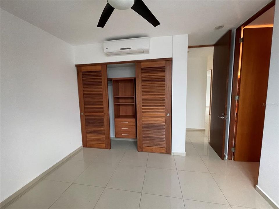 Vendido Recientemente: $955,000 (4 camas, 4 baños, 3700 Pies cuadrados)