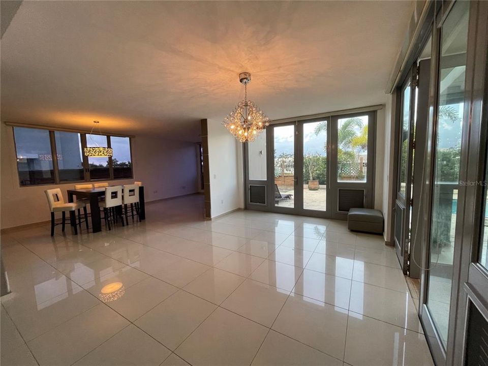 Vendido Recientemente: $955,000 (4 camas, 4 baños, 3700 Pies cuadrados)