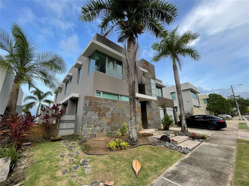 Vendido Recientemente: $955,000 (4 camas, 4 baños, 3700 Pies cuadrados)