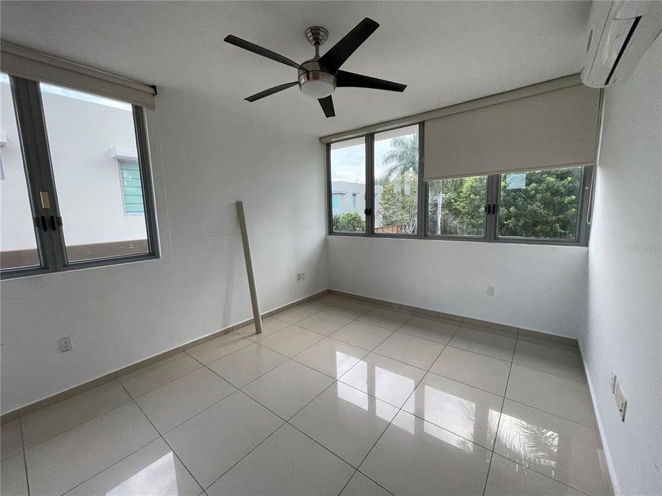 Vendido Recientemente: $955,000 (4 camas, 4 baños, 3700 Pies cuadrados)