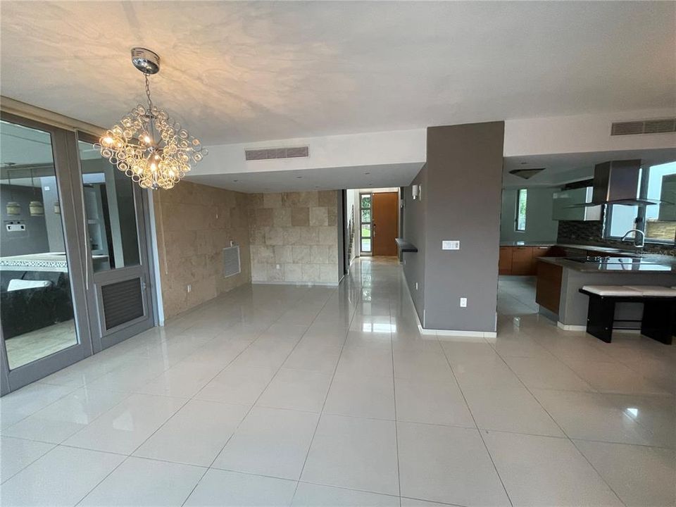 Vendido Recientemente: $955,000 (4 camas, 4 baños, 3700 Pies cuadrados)