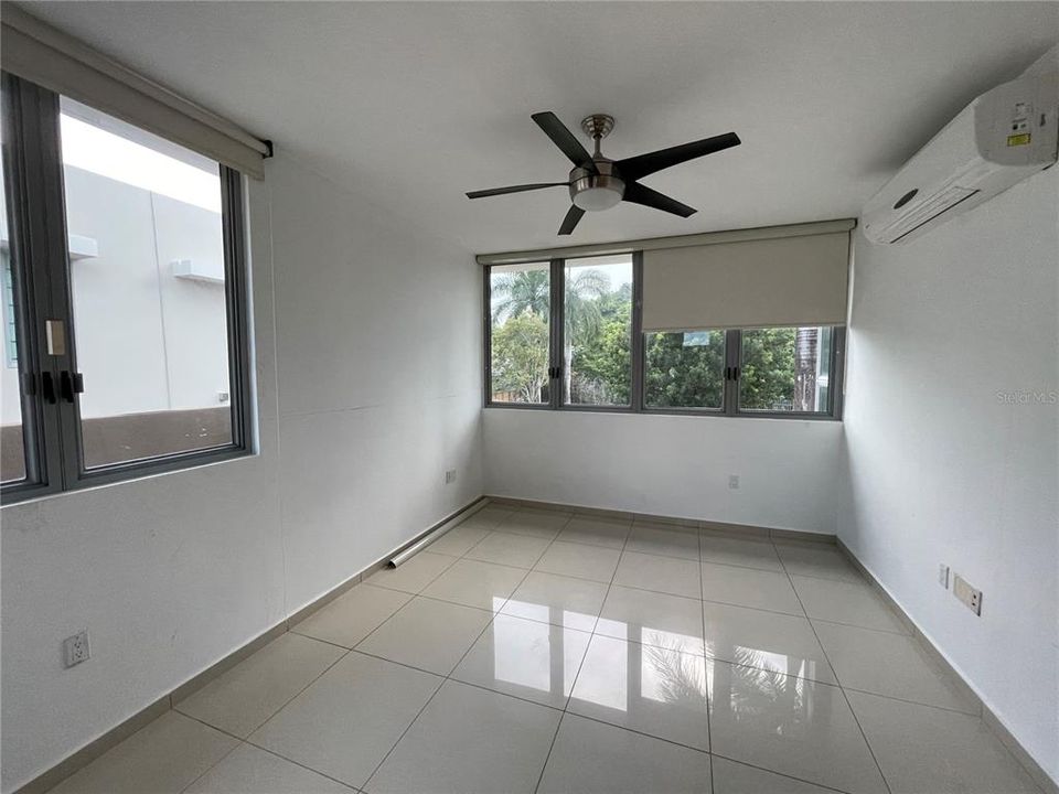 Vendido Recientemente: $955,000 (4 camas, 4 baños, 3700 Pies cuadrados)