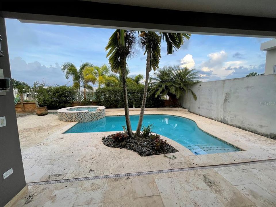 Vendido Recientemente: $955,000 (4 camas, 4 baños, 3700 Pies cuadrados)